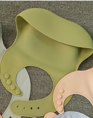 WarmNest™ Silicone Baby Bib with Food Catcher – Waterproof & Easy Clean